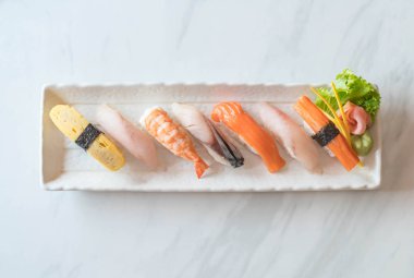 Ham ve taze nigiri suşi beyaz plaka 