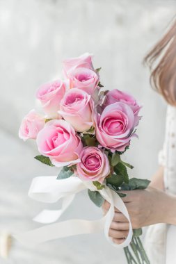 Çiçek buketi holding eller