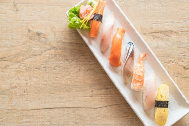 Ham ve taze nigiri suşi beyaz plaka 
