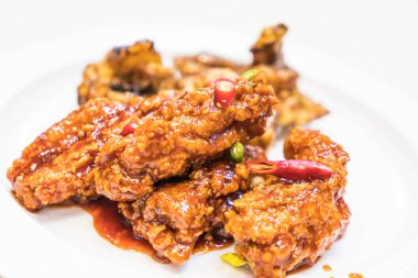 Baharatlı soslu kızarmış tavuk