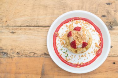 sıcak kek krem, çilek, muz ve tanımlama bilgisi ile harap 