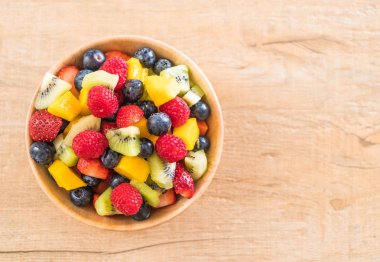 karışık taze meyve (çilek, ahududu, yaban mersini, kivi, mang