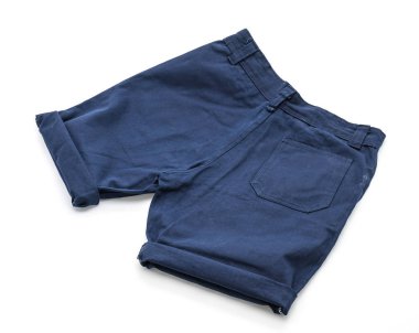 beyaz üzerine kısa pantolon