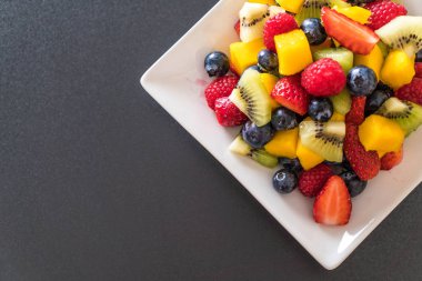 karışık taze meyve (çilek, ahududu, yaban mersini, kivi, mang