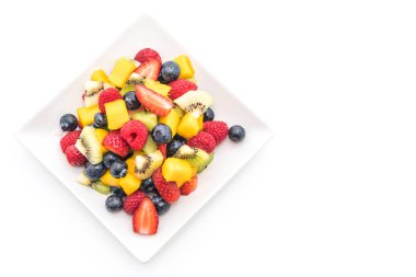 karışık taze meyve (çilek, ahududu, yaban mersini, kivi, mang