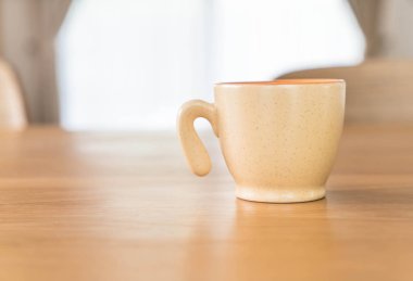 Kahve fincanı masada.