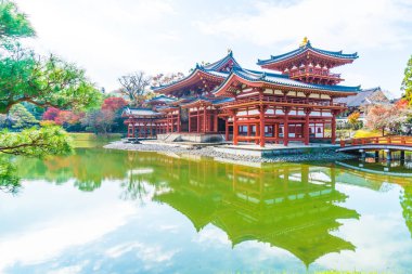 Güzel mimari Byodo içinde Kyoto tapınakta.