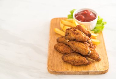 Kızarmış tavuk kanadı.