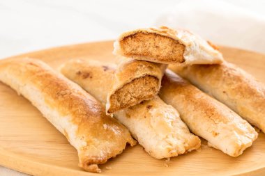 turta kurutulmuş rendelenmiş domuz ile sopa