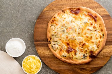 Kremalı mantarlı pizza