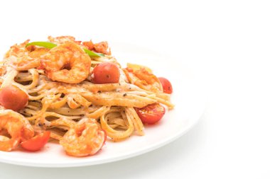 Karides ve domatesli spagetti. 