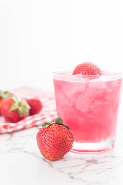 taze çilek smoothie 