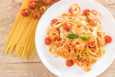 Spagetti karides, domates, fesleğen ve peynir ile 