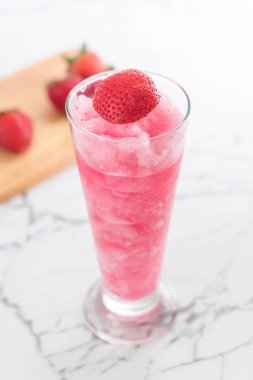 taze çilek smoothie 
