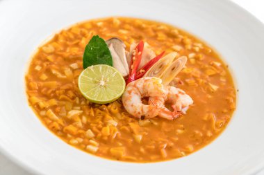 Karides çorbası baharatlı erişte