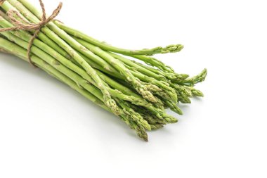 Taze kuşkonmaz beyaza izole edilmiş 