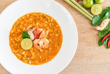Karides çorbası baharatlı erişte
