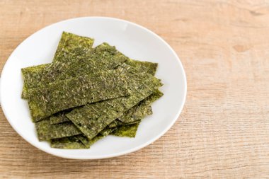 plaka üzerinde kurutulmuş yosun