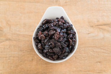 kabın içinde siyah kuru üzüm