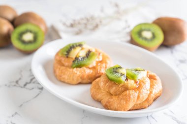 kivi tart plaka üzerinde