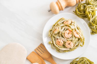 Karidesli ıspanak fettuccini makarna