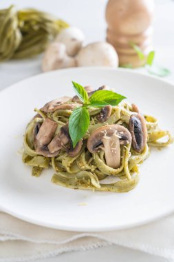 Mantarlı ıspanak fettuccine