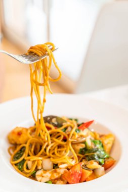 tavada kızartılmış Baharatlı deniz mahsulleri spagetti