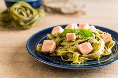 ıspanak fettuccine somon ile