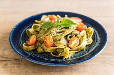 ıspanak fettuccine domates ile