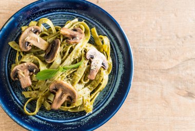 Mantarlı ıspanak fettuccine