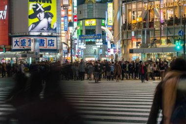 Tokyo, Japonya, 17 Kasım 2016: Shibuya Crossing, şehir sokak ile