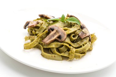 Mantarlı ıspanak fettuccine