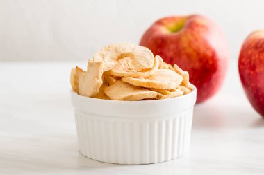 Kurutulmuş elma cips