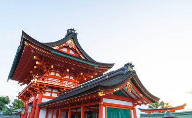 Güzel mimari Fushimiinari Taisha Shrinetemple Kyoto