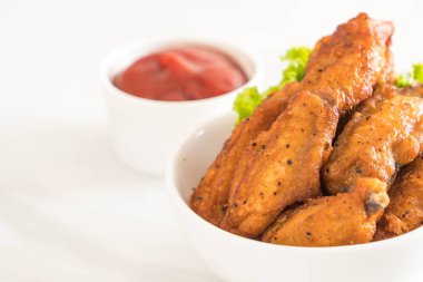 Kızarmış tavuk kanadı.