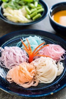 erişte ile balık köri sos ve sebze