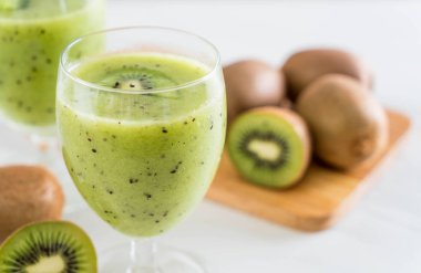 Sağlıklı taze kivi smoothie cam