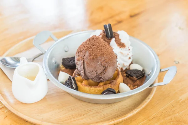 Helado de chocolate con gofre — Foto de Stock