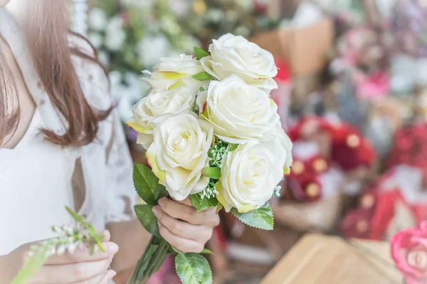 Çiçek buketi holding eller