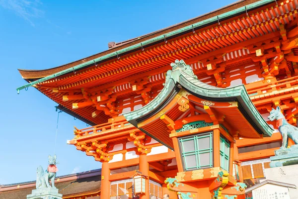 Schöne Architektur fushimiinari taisha shrinetempel in kyoto — Stockfoto
