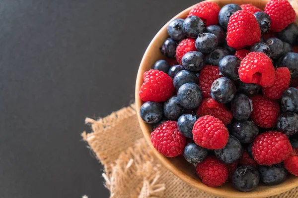 taze yaban mersini ve rasberry 