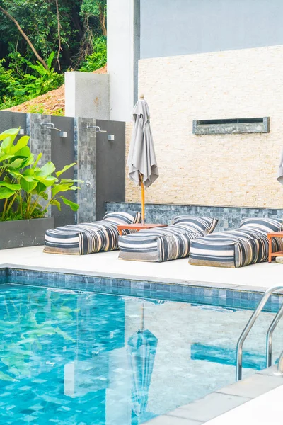 Mooie luxe parasol en stoel rond buitenzwembad — Stockfoto