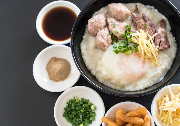 domuz eti ve yumurta ile pirinç lapası