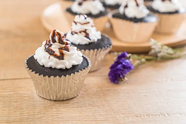 Schokoladentasse Kuchen mit Schlagsahne — Stockfoto