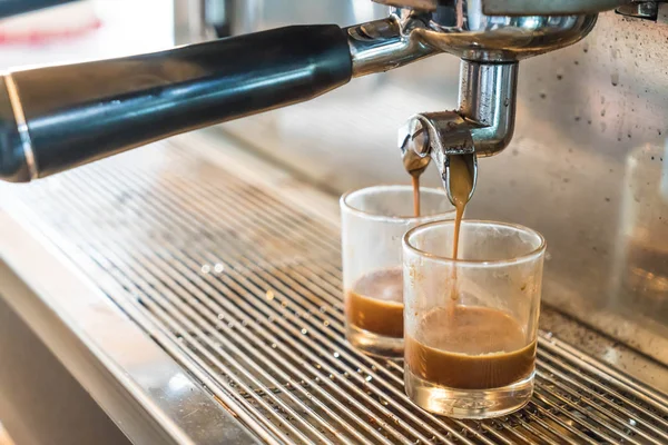 Professionell kaffemaskin gör espresso i ett café — Stockfoto