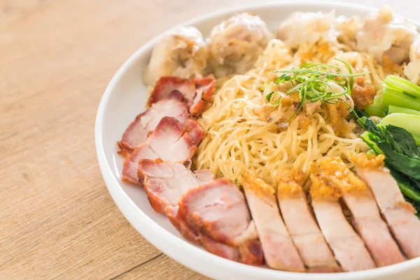 Yumurta noodle kırmızı kızarmış domuz, gevrek domuz eti, köfte ve çorba ile 