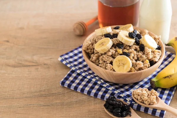 Granola muz, Kuru üzüm ve süt ile 