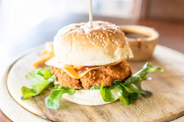 Peynirli hamburger ile kızarmış tavuk