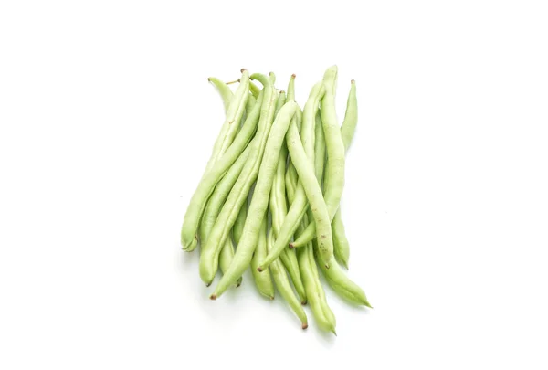 Grüne Bohnen auf weißem Hintergrund — Stockfoto