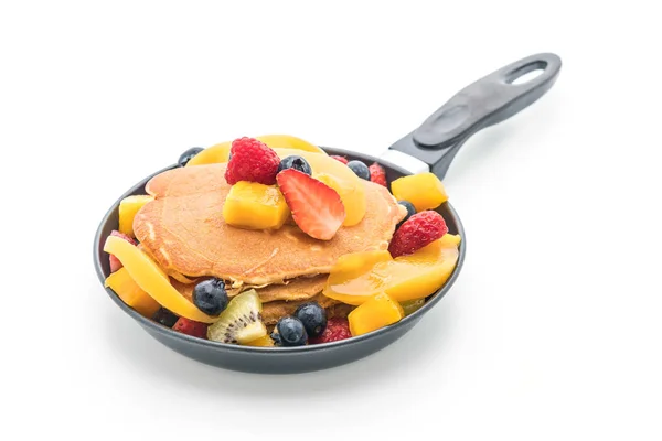 Pancake dengan buah campur (strawberry, blueberry, raspberry, m — Stok Foto